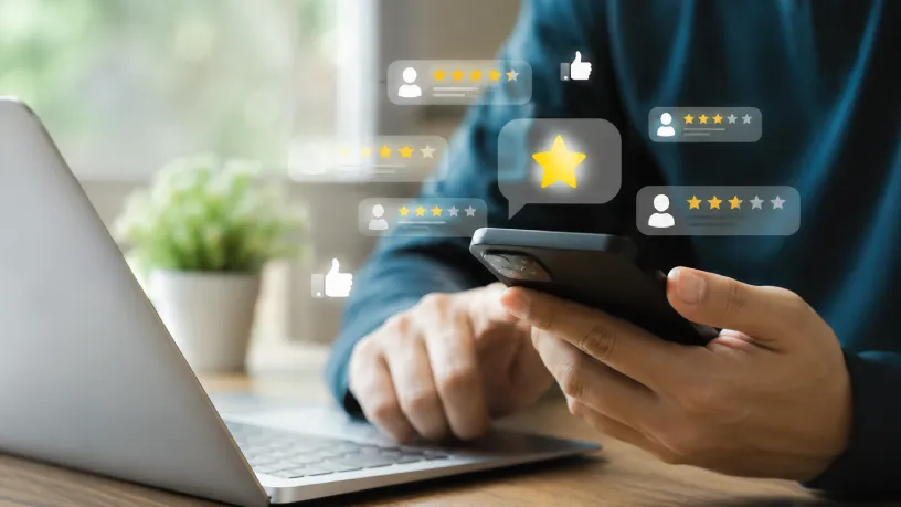 Avaliações online exibidas em smartphone e notebook, com classificações por estrelas, curtidas e feedbacks digitais que influenciam a reputação da marca e o comportamento do consumidor na internet.