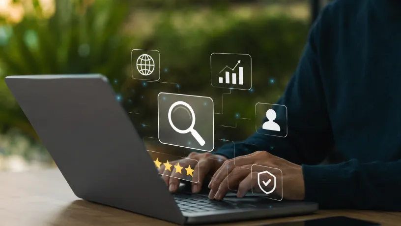 Monitoramento de reputação online realizado em notebook, com ícones de busca, avaliações, análise de dados e proteção digital. A imagem representa estratégias de reputação online, presença digital e acompanhamento da imagem de empresas na internet.