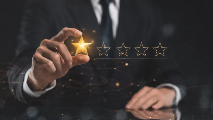 Imagem realista de um executivo de terno selecionando uma estrela dourada em uma avaliação de cinco estrelas, representando reputação digital, credibilidade, satisfação do cliente e fortalecimento da imagem da marca no ambiente online.