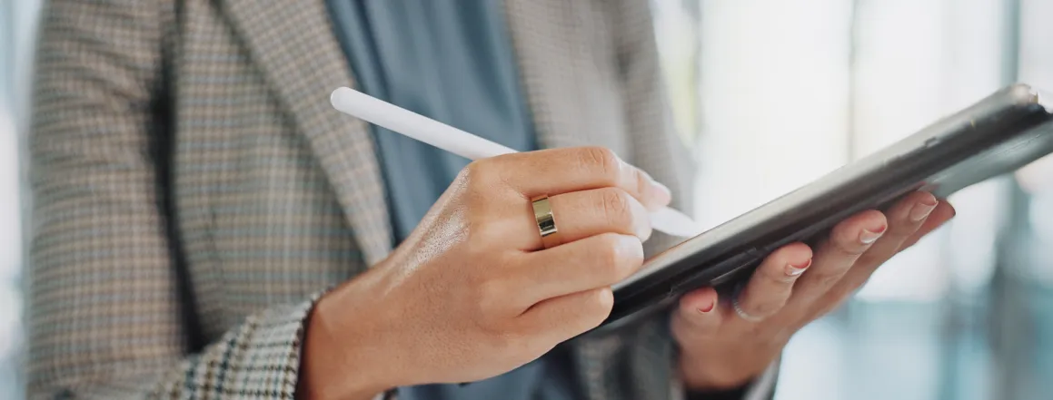 Homem anotando coisas com uma Pen Touch no tablet